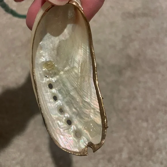 Green Beaded Necklace with Shell Pendant - Picture 3 of 6